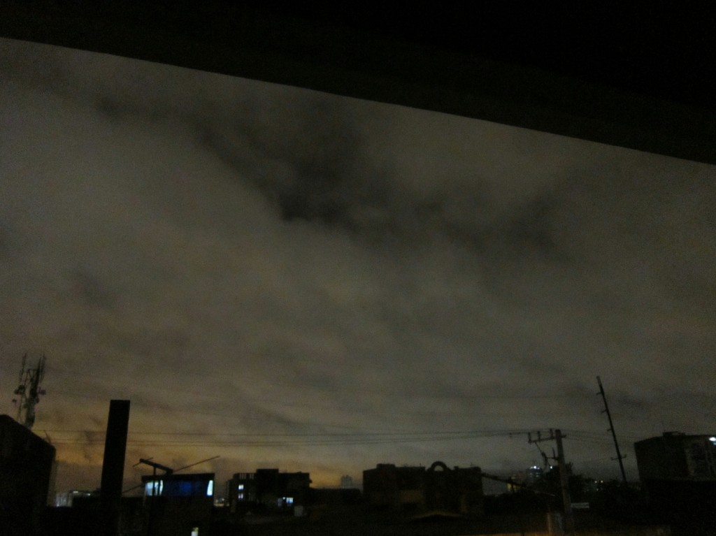 マニラの中心部サンミゲールから西方向の窓から雲の流れを撮影