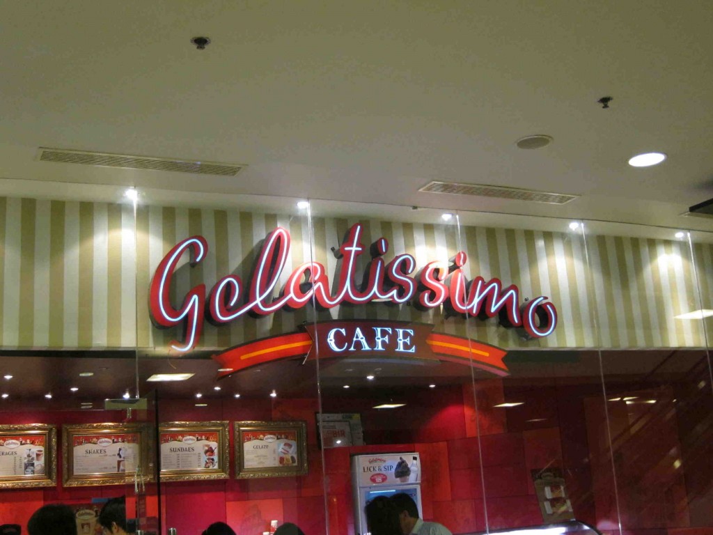 Gelatissimo Cafeで、休憩なのだ