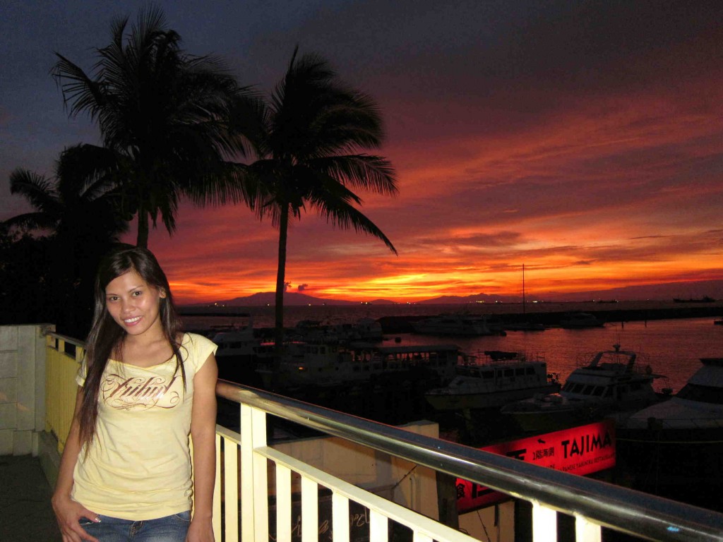 先輩の彼女とマニラ湾の夕日