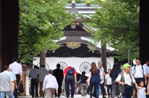 多くの参拝客が訪れた靖国神社＝１５日午前、東京・九段北（納冨康撮影）